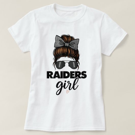 Game Day Girl Messy Bun Football Fan Tシャツ (デザイン正面)