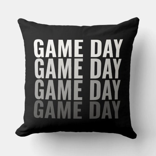 “Game Day Repeat”ボールドスローピロー クッション (正面)