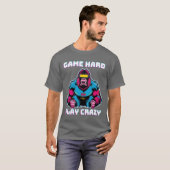 Game Hard Play Crazy Gorilla Gamer Gaming funny Tシャツ (正面フル)