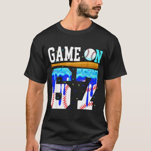 Game On 67 Baseball Drip Six Seven Meme 6 7 Birthd Tシャツ (正面)