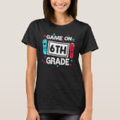 Game On 6th Grade Gamer Teacher Student Gift Back  Tシャツ (正面)