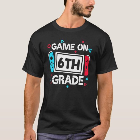 Game On 6th Grade Gamer Teacher Student Gift Back  Tシャツ (正面)