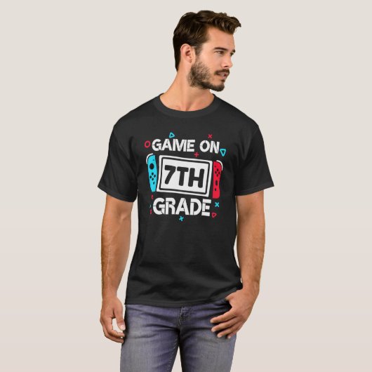 Game On 7th Grade Gamer Teacher Student  Back To S Tシャツ (正面フル)