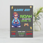 Game On Level Upおもしろいビデオゲーム誕生日パーティー 招待状 (スタンド正面)