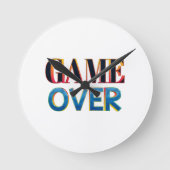 GAME OVERの文字が入った丸い白い壁掛け時計 ラウンド壁時計 (正面)