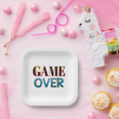 「GAME OVER」と太字で書かれたスクエアホワイトプレート ペーパープレート (パーティー)