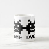 GAME OVER 8ビットピクセルアートマ結婚グのカップル コーヒーマグカップ (中央)