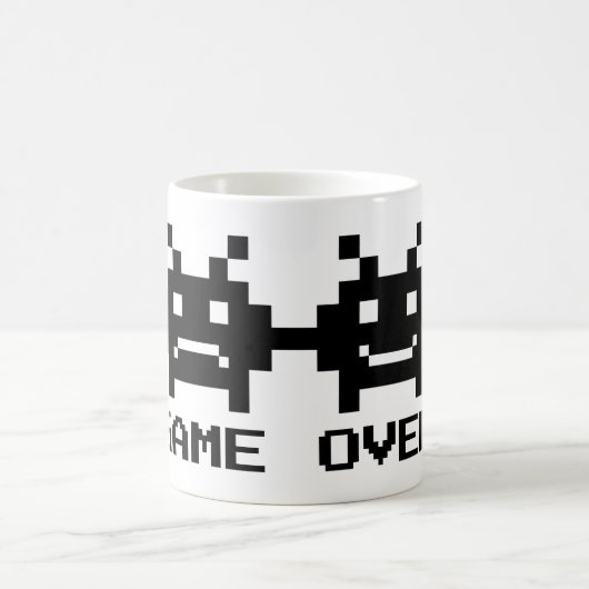 GAME OVER 8ビットピクセルアートマ結婚グのカップル コーヒーマグカップ (中央)