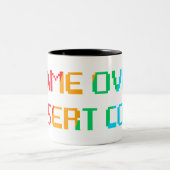 Game Over Insert Coin ツートーンマグカップ (中央)