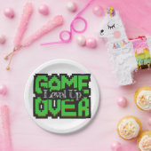 Game Over, Level Up: Pixelated Retro Game World ペーパープレート (パーティー)