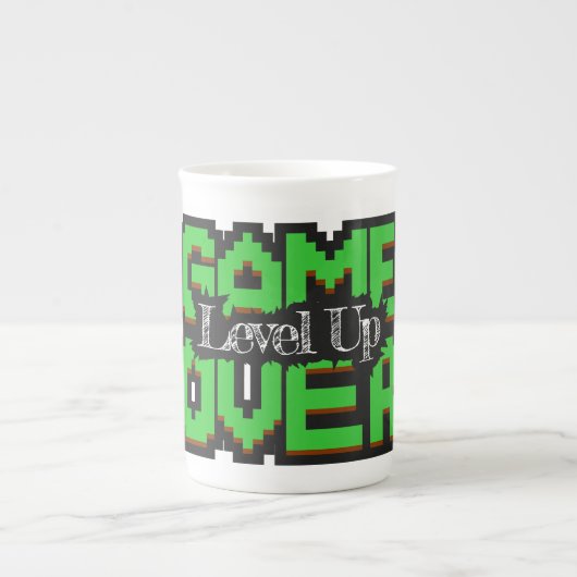 Game Over, Level Up: Pixelated Retro Game World ボーンチャイナマグカップ (正面)