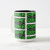 Game Over, Level Up: Retro Pixel Sandbox Adventure ツートーンマグカップ (正面左)