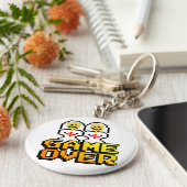 Game Over Marriage （レズビアン、8ビット） キーホルダー (側面)