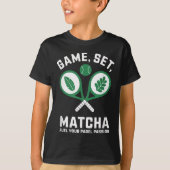 Game, Set, Matcha Design - Padel Enthusiast Motiva Tシャツ (正面)