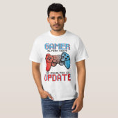 Gamer altern nicht sie erhalten ein Update Tシャツ (正面フル)