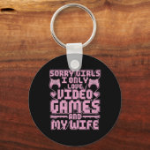 Gamer Priorities – Video Games And Wife  キーホルダー (正面)