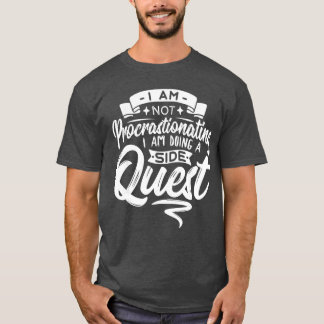 Gamer Procrastinating Doing A Side Quest Procrasti Tシャツ
