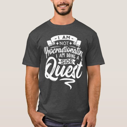 Gamer Procrastinating Doing A Side Quest Procrasti Tシャツ (正面)