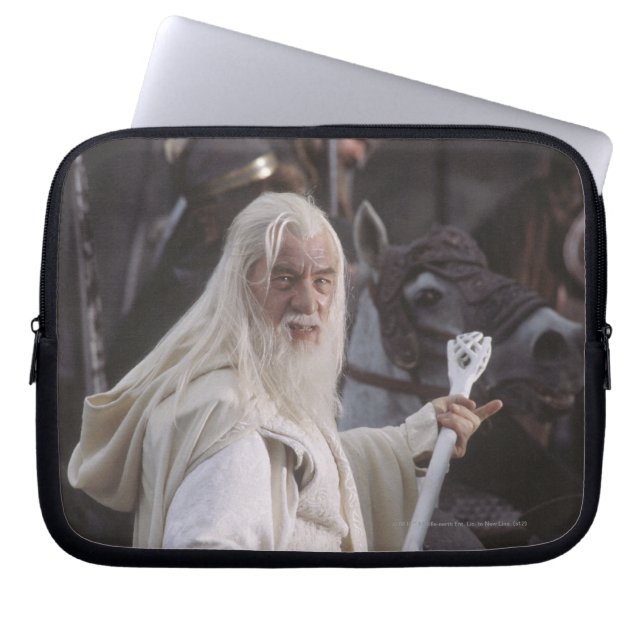 GANDALF™がスタッフを保持 ラップトップスリーブ (正面)