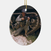 Garandライフルによってひざまずいている第二次世界大戦の兵士 セラミックオーナメント (右)