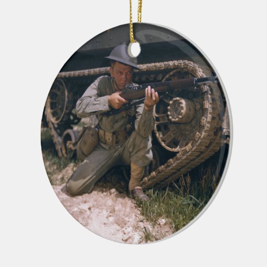 Garandライフルによってひざまずいている第二次世界大戦の兵士 セラミックオーナメント (左)