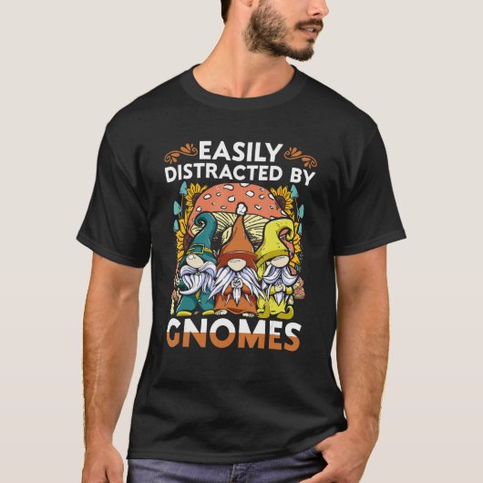 Garden Gnome Easiliy Distracted By Gnomes Tシャツ (正面)