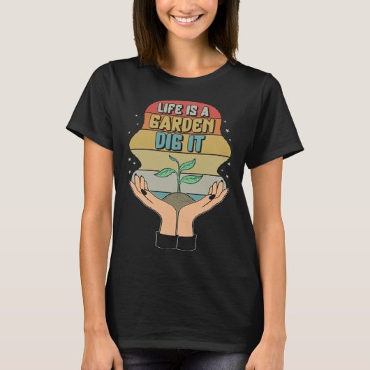 Garden Life Is A Garden Dig Planting Motivational Tシャツ (正面)