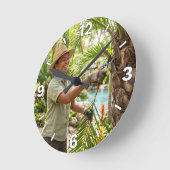 Gardener Woman Pruning Palm Tree Decor ラウンド壁時計 (傾斜)