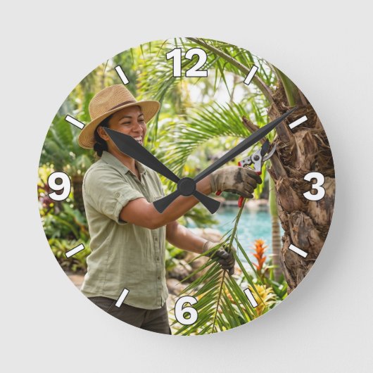 Gardener Woman Pruning Palm Tree Decor ラウンド壁時計 (正面)