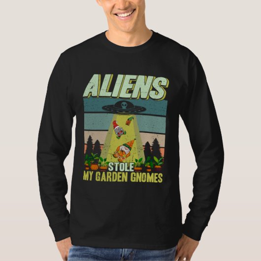 Gardening Aliens Stole My Garden Gnomes UFO Plant  Tシャツ (正面)
