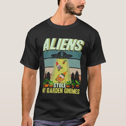 Gardening Aliens Stole My Garden Gnomes UFO Plant Tシャツ (正面)