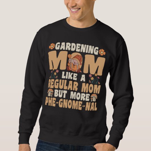 Gardening Mom with Gnomes スウェットシャツ (正面)