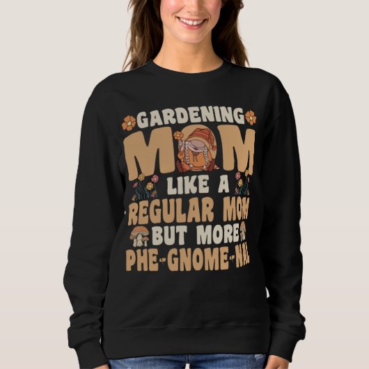 Gardening Mom with Gnomes スウェットシャツ (正面)
