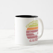 Gärtner Schubkarre im Sonnenuntergang ツートーンマグカップ (正面右)