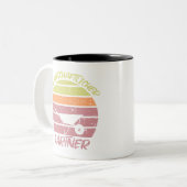 Gärtner Schubkarre im Sonnenuntergang ツートーンマグカップ (正面左)