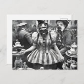 Gas Mask Woman at the Teaパーティー葉書 ポストカード (正面/裏面)