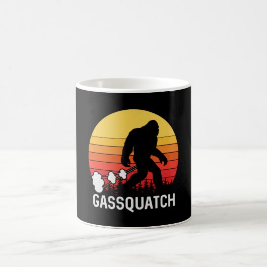 GASSQUATCH Bigfoot Retro fart Design コーヒーマグカップ (中央)