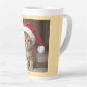 Gatinho fofo com chapéu do papai Noel. カフェラテマグ (右アングル)