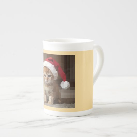 Gatinho fofo com chapéu do papai Noel. ボーンチャイナマグカップ (正面右)