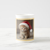 Gatinho fofo com chapéu do papai Noel. ボーンチャイナマグカップ (正面)