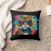 Gato tigrado rebelde con gafas y estilo urbano クッション (ブランケット)