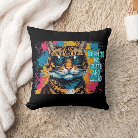 Gato tigrado rebelde con gafas y estilo urbano クッション (ブランケット)