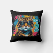 Gato tigrado rebelde con gafas y estilo urbano クッション (裏面)