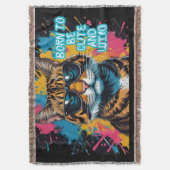 Gato tigrado rebelde con gafas y estilo urbano スローブランケット (正面縦)