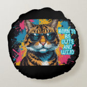 Gato tigrado rebelde con gafas y estilo urbano ラウンドクッション (裏面)
