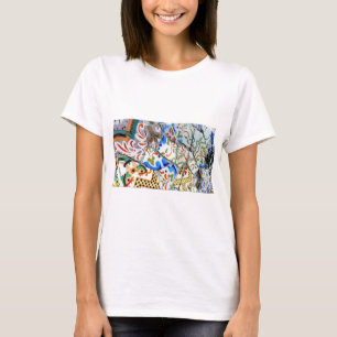 Gaudiの公園のGuellのモザイク・タイル Tシャツ