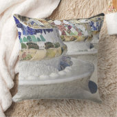 Gaudiの建物、Parcのモザイクのクローズアップ クッション (ブランケット)