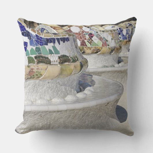 Gaudiの建物、Parcのモザイクのクローズアップ クッション (正面)