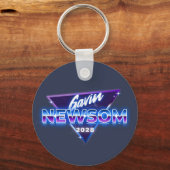 Gavin Newsom 2028社長レトロ80s キーホルダー (正面)