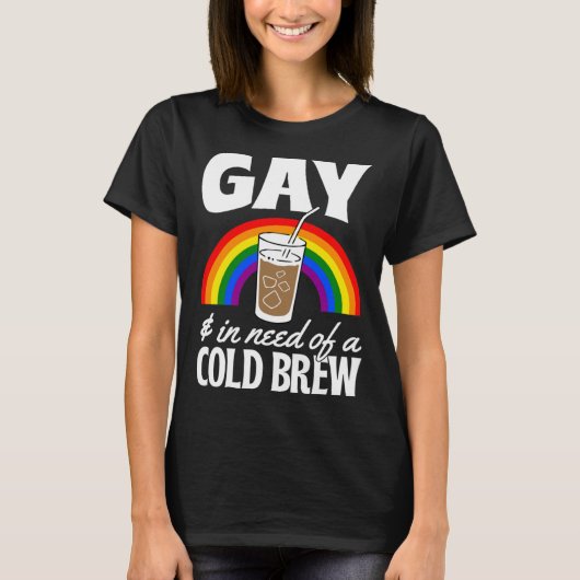 Gay And In Need Of A Cold Brew LGBTQ Pride Rainbow Tシャツ (正面)